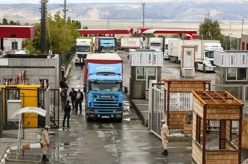 کامیون‌های در انتظار عبور از مرز بازرگان