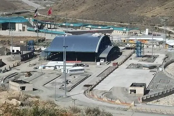 کامیونی در حال عبور از دروازه مرزی